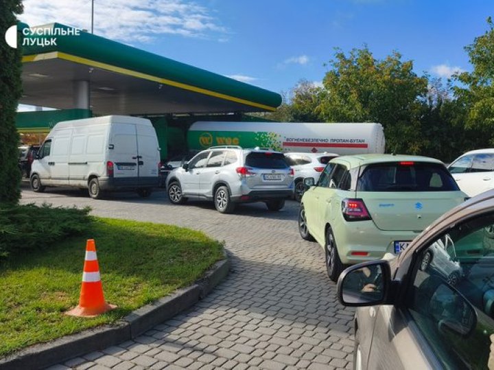 Черги з каністрами та бочками: що відбувається на заправках Луцька після атак БпЛА. ВІДЕО