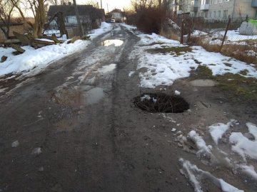 Лучани скаржаться на відкритий люк посеред дороги