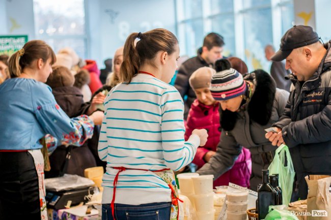 Волинські та рівненські виробники частували лучан сиром. ФОТО