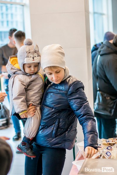 Волинські та рівненські виробники частували лучан сиром. ФОТО