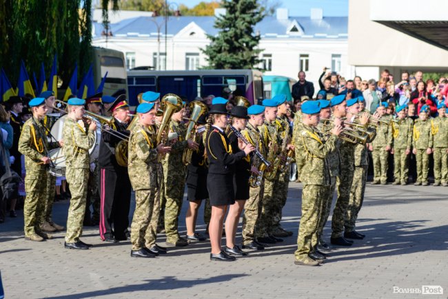 У центрі Луцька майже пів тисячі ліцеїстів склали присягу. ФОТО