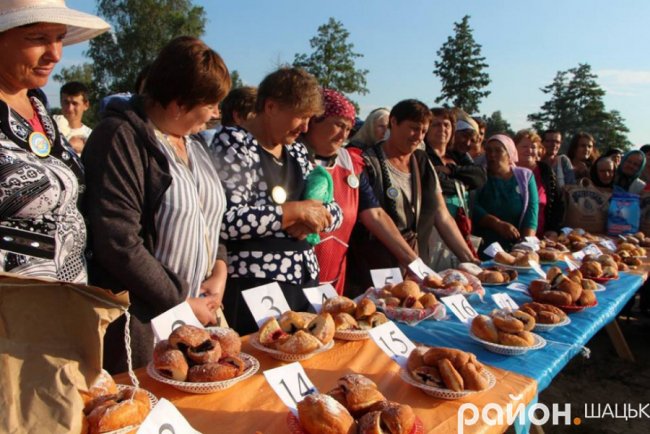 Повідомили, скільки господинь готували пончики для фестивалю на Світязі