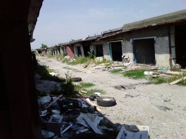 У Донецьку біля аеропорту зрізали всі ворота