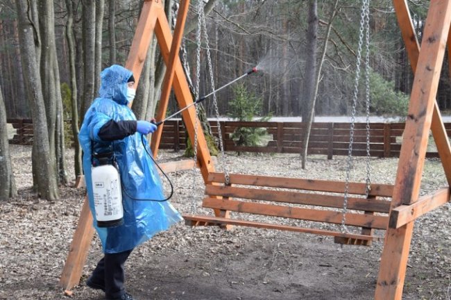 Волинські лісівники проводять дезінфекцію зон рекреації. ФОТО