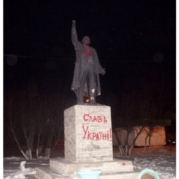 У Росії на пам’ятнику Леніну написали «Слава Україні!»