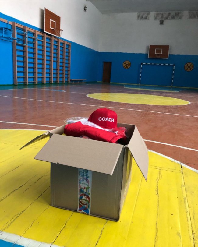 Вчителька з Волині отримала спортінвентар від братів Кличків 