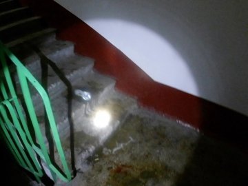 Лучанин через сварку з дівчиною залив кров’ю під’їзд