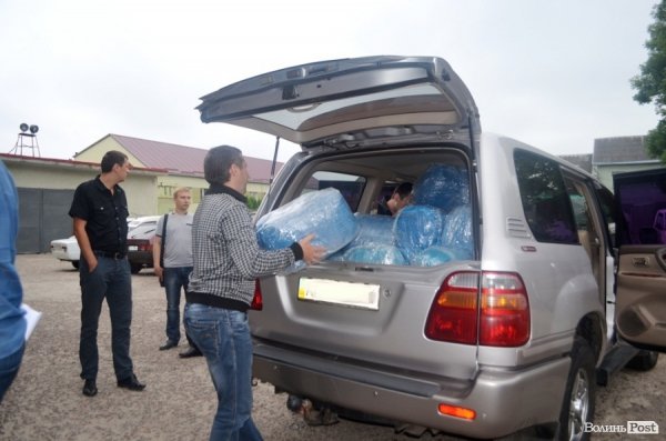 Жилети вантажать, аби везти солдатам