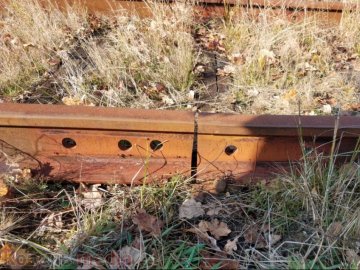 Не могли знайти роботу під час карантину: на Волині чоловіки розбирали колії