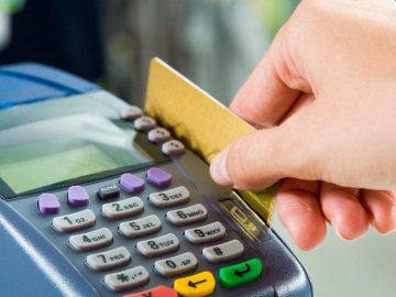 Українцю «світить» 10 років тюрми, бо робив покупки у Польщі знайденою чужою карткою