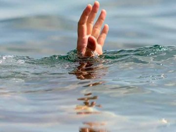 На Волині втопився чоловік, який підгодовував рибу