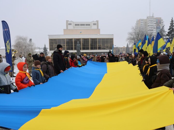 Лучани розгорнули 200-метровий прапор у День Соборності України. ФОТО