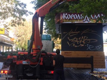 Скандальний кіоск з шаурмою у самому центрі Луцька демонтували