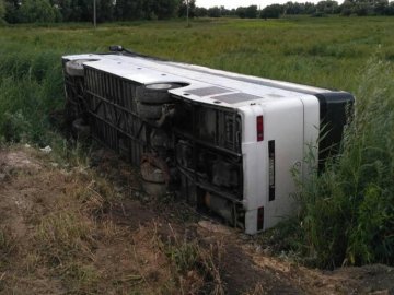 На Рівненщині перекинувся автобус: постраждало семеро людей. ФОТО. ВІДЕО