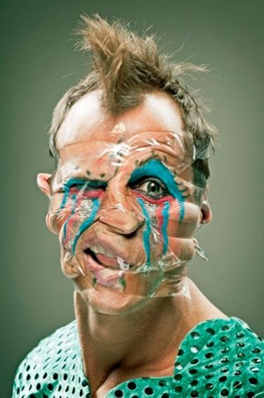 Люди, заклеєні скотчем. ФОТО