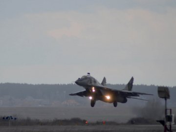 «Атакують» наземні цілі і відпрацьовують складний пілотаж: у небо над Волинню піднялися винищувачі