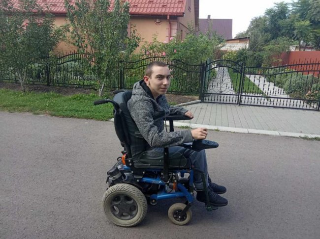 Волинянин знаходить і дарує інвалідні візки. ФОТО