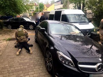 Понад 50 вебсайтів і 1500 жертв: розповілили деталі затримання шахраїв, які продавали підробки дорогих девайсів