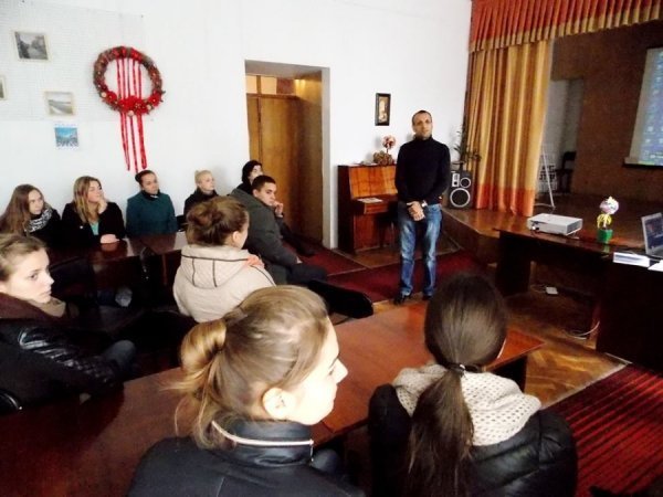 Кримські татари чаювали із студентами в Луцькій бібліотеці. ФОТО