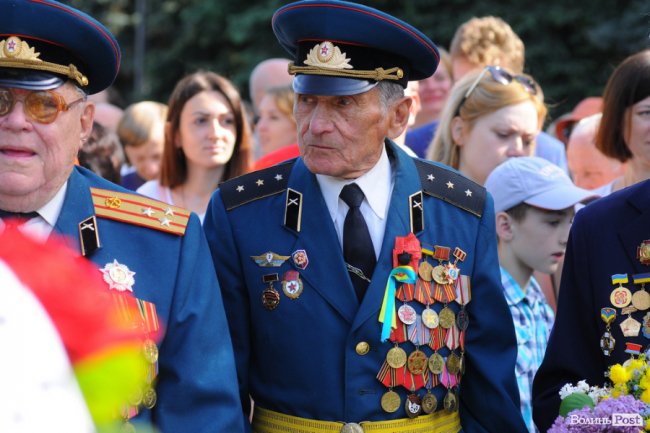 З маками і трояндами: у Луцьку відзначили річницю перемоги над нацизмом. ФОТО