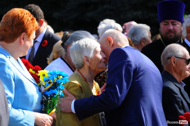 З маками і трояндами: у Луцьку відзначили річницю перемоги над нацизмом. ФОТО