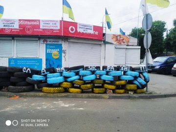 На Старому ринку підприємці збудували барикади із шин. ФОТО. ВІДЕО