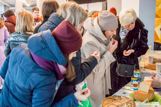 Волинські та рівненські виробники частували лучан сиром. ФОТО