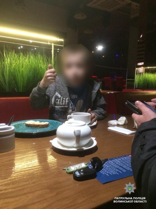 У Луцьку маленькі діти самі прийшли в кафе: поліція розшукала батьків