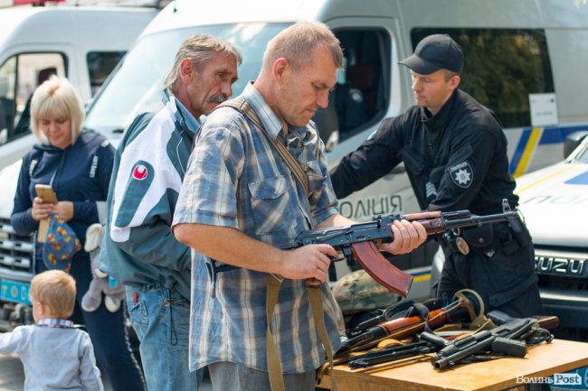 У центрі Луцька діти «стріляли» зі зброї та кермували поліцейськими авто. ФОТО