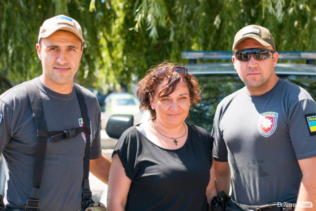 У центрі Луцька діти «стріляли» зі зброї та кермували поліцейськими авто. ФОТО