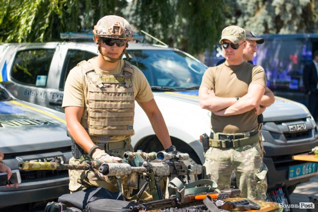 У центрі Луцька діти «стріляли» зі зброї та кермували поліцейськими авто. ФОТО