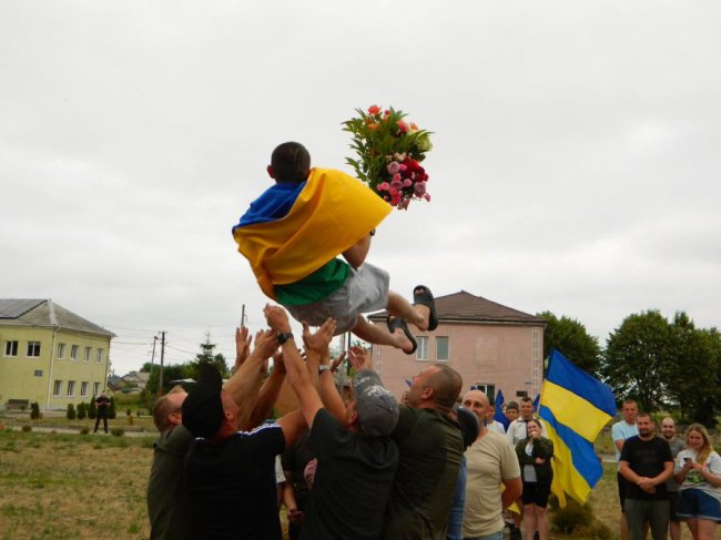 У громаді на Волині зустріли воїна, який майже три роки був у російському полоні. ФОТО