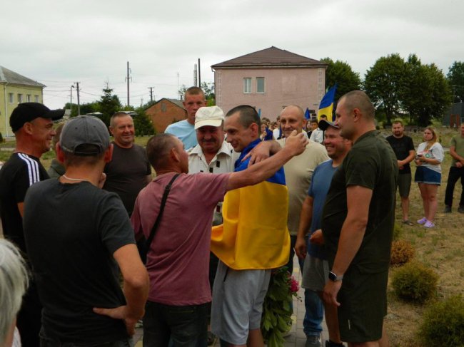 У громаді на Волині зустріли воїна, який майже три роки був у російському полоні. ФОТО