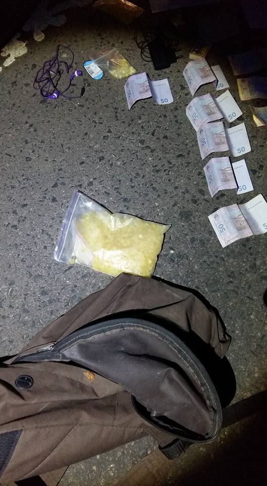 Нічний улов: під Луцьком зупинили авто з бурштином