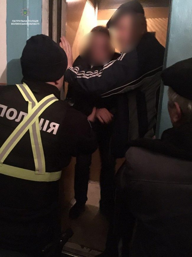 Хворого чоловіка з ліфта в Луцьку визволяла поліція. ФОТО