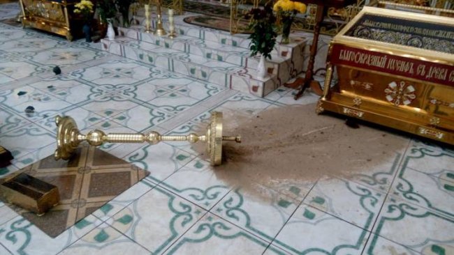 Мав претензії до Бога: у Дніпрі п'яний чоловік дебоширив у церкві. ФОТО