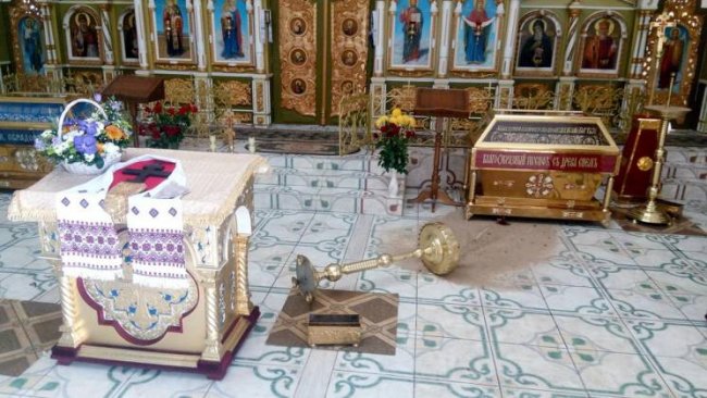 Мав претензії до Бога: у Дніпрі п'яний чоловік дебоширив у церкві. ФОТО