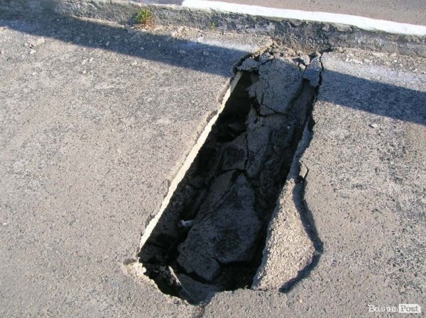 На мості у Луцьку – метрові дірки. ФОТО