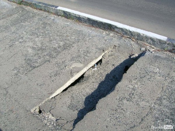 На мості у Луцьку – метрові дірки. ФОТО