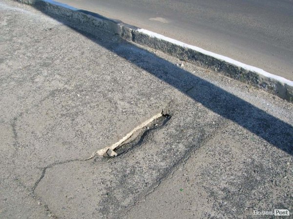 На мості у Луцьку – метрові дірки. ФОТО