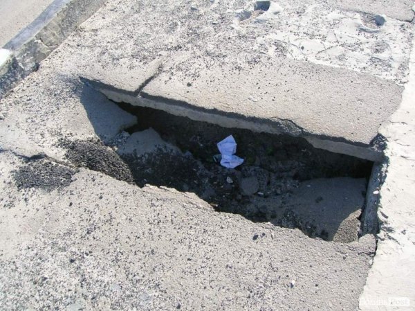 На мості у Луцьку – метрові дірки. ФОТО