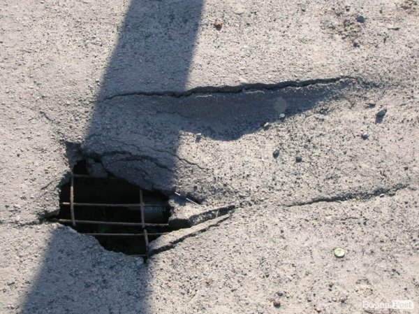 На мості у Луцьку – метрові дірки. ФОТО