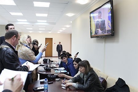 Журналістів замкнули подалі від Януковича. ФОТО