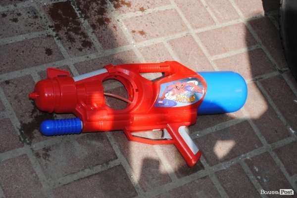 З цеглиною проти броньовика: волинський нардеп знову відзначився у бійці. ФОТО