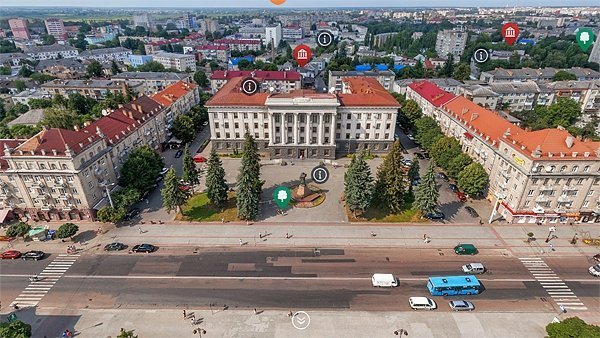 Майдан біля головного корпусу Східноєвропейського національного університету імені Лесі Українки