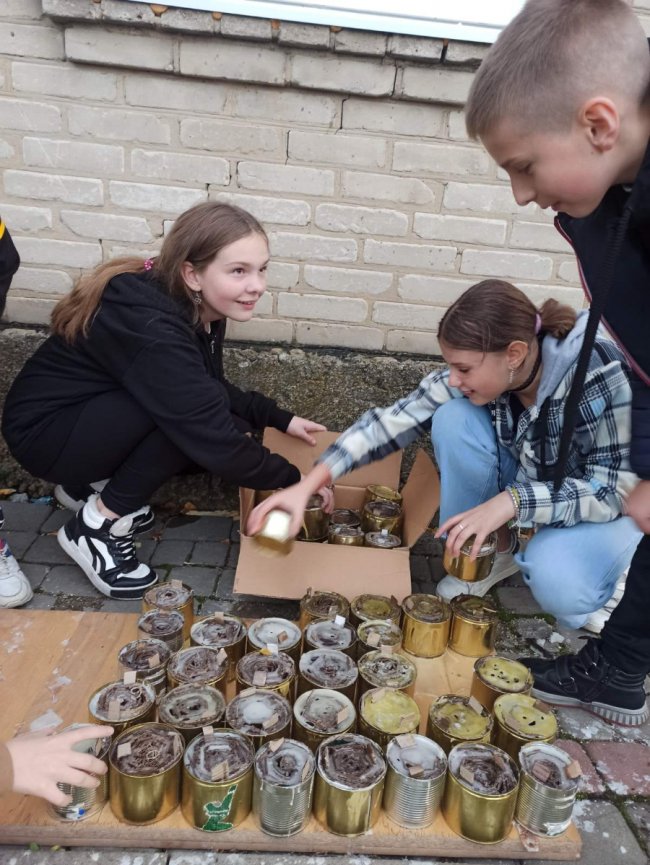 Школярі на Волині виготовляють окопні свічки для Захисників