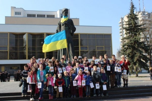 У Луцьку діти зі Сходу організували флешмоб. ФОТО