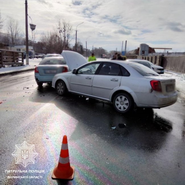 У Луцьку – ДТП: не розминулися два легковики. ФОТО