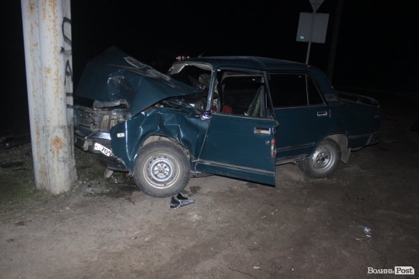Під Луцьком авто врізалося у стовп, водій в реанімації. ФОТО