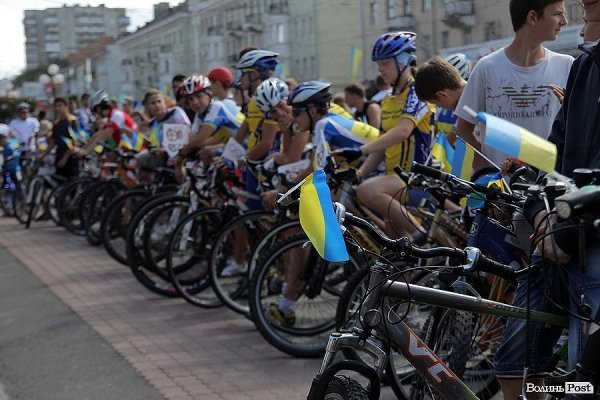 Масовий велопробіг до Дня Незалежності в Луцьку. ФОТО
